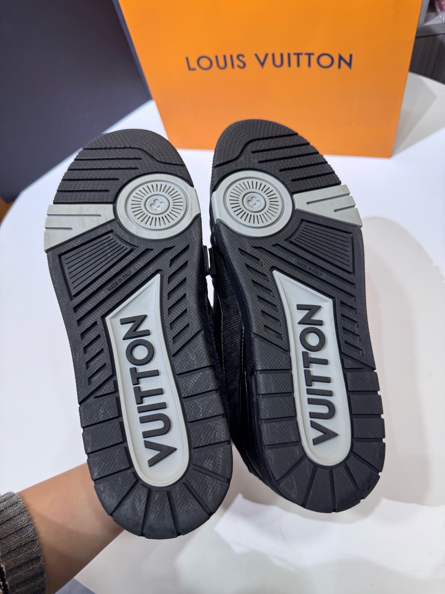 LV TRAINER SS25 新款黑牛仔