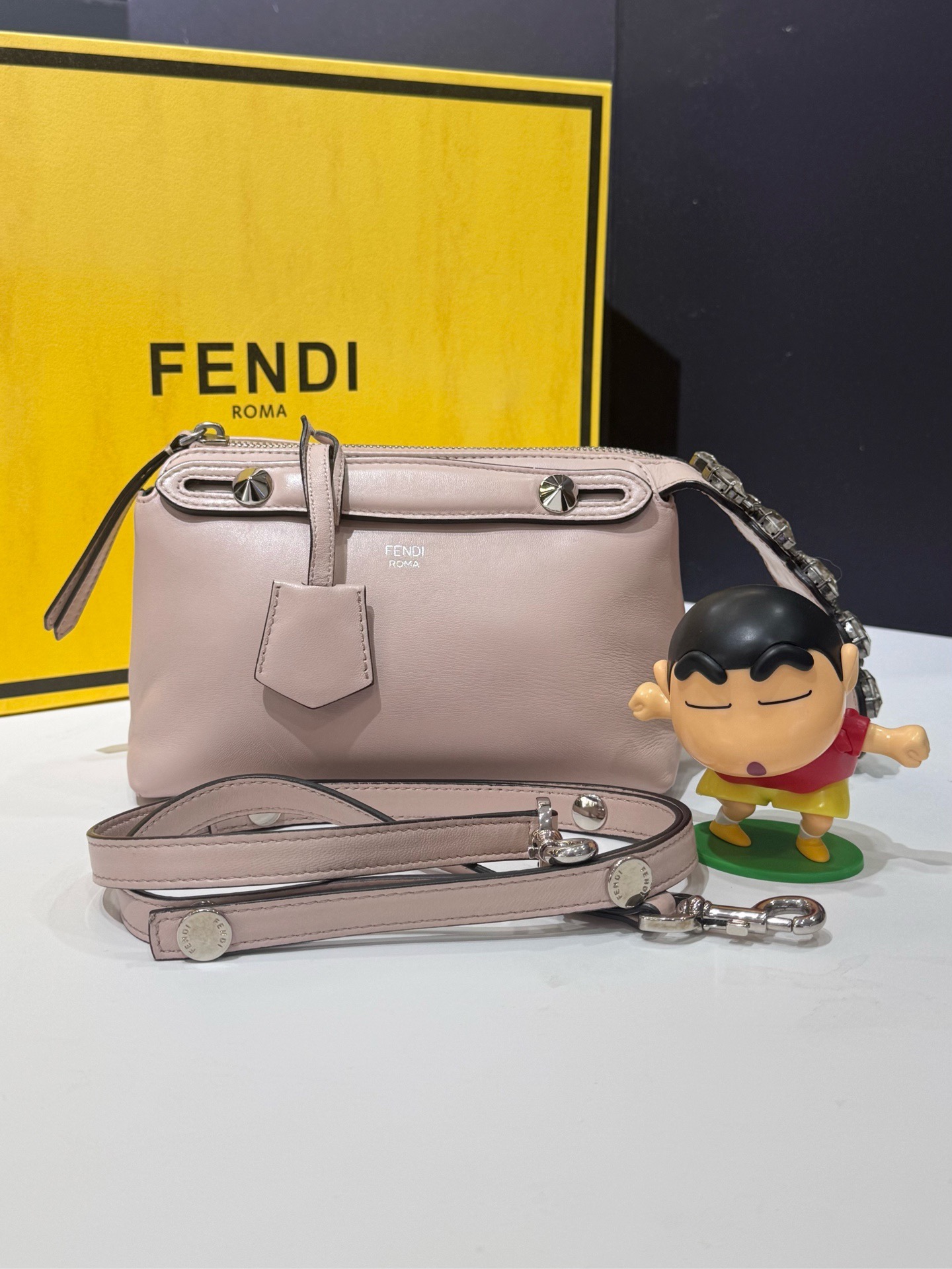 FENDI芬迪By The Way粉色小尾巴包，17年款，经典款式，搭配铆钉装饰，时尚百搭。