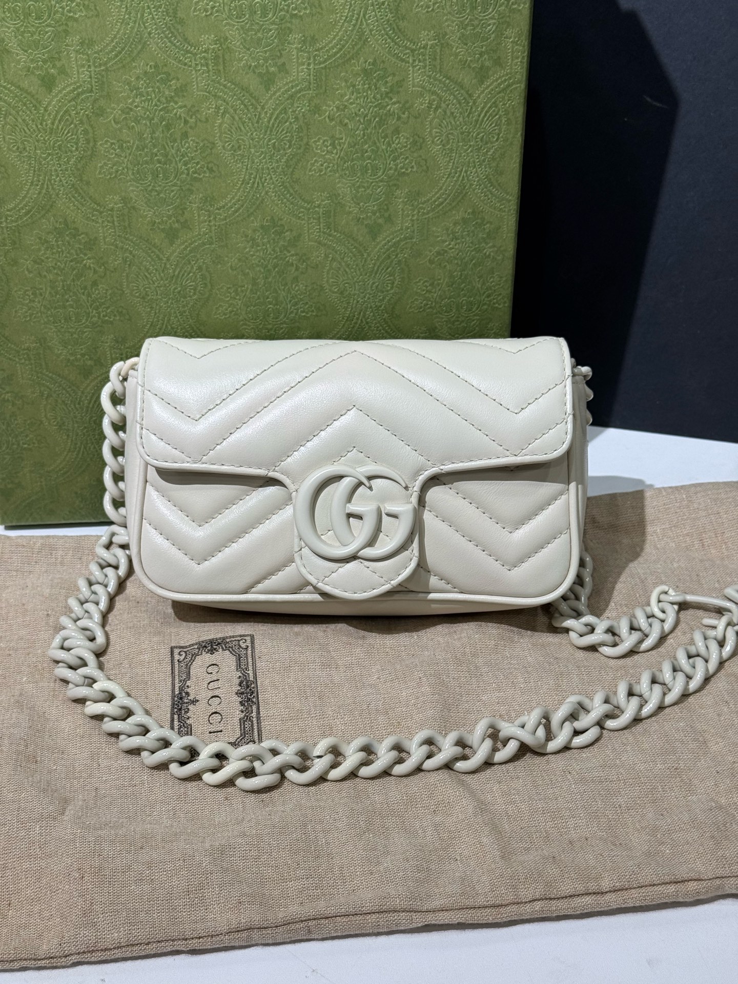 古驰/Gucci GG Marmont系列 699757 UM8KV 9022 白色V型绗缝皮革